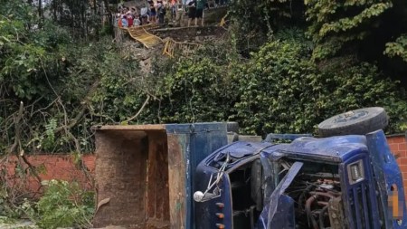 Volqueta fuera de control genera daños en varios vehículos y viviendas en Medellín