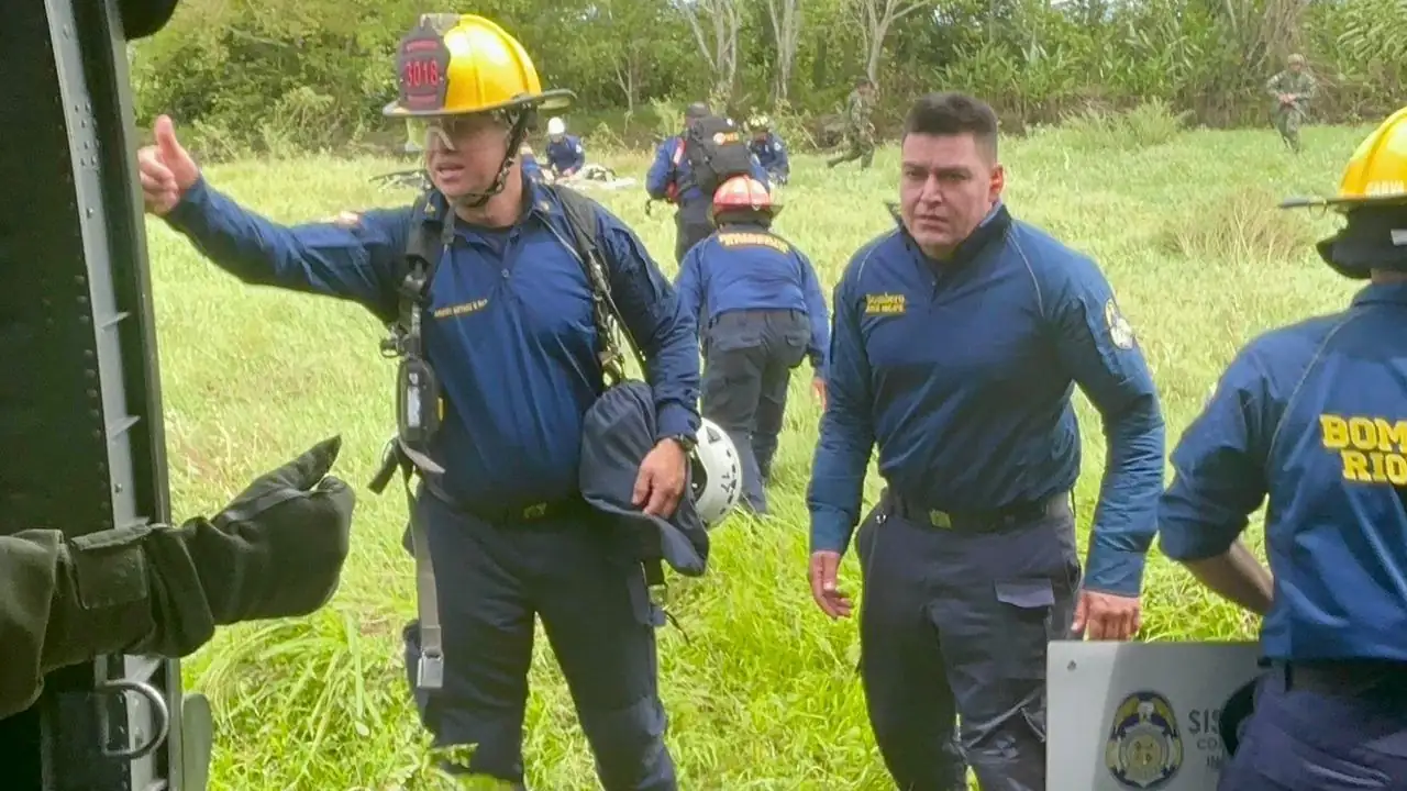 Bomberos de Rionegro fueron en helicóptero de la FAC para ayudar a controlar un incendio en el Chocó