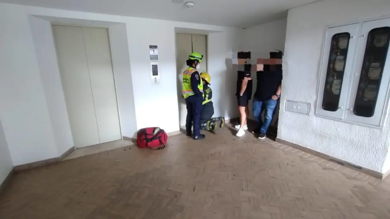 Bomberos rescataron a dos menores que quedaron atrapados en un ascensor en La Estrella