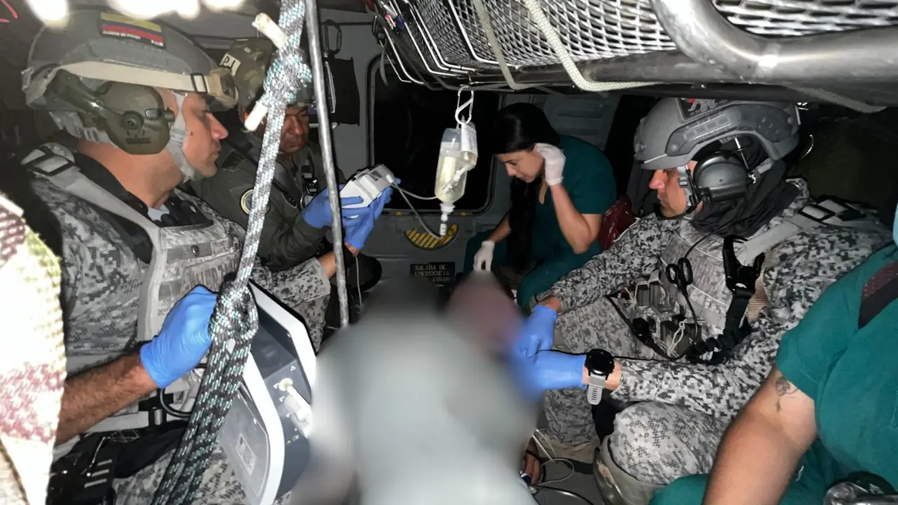 En un helicóptero ‘Ángel’, la FAC rescató a un joven herido por mina antipersonal en Antioquia