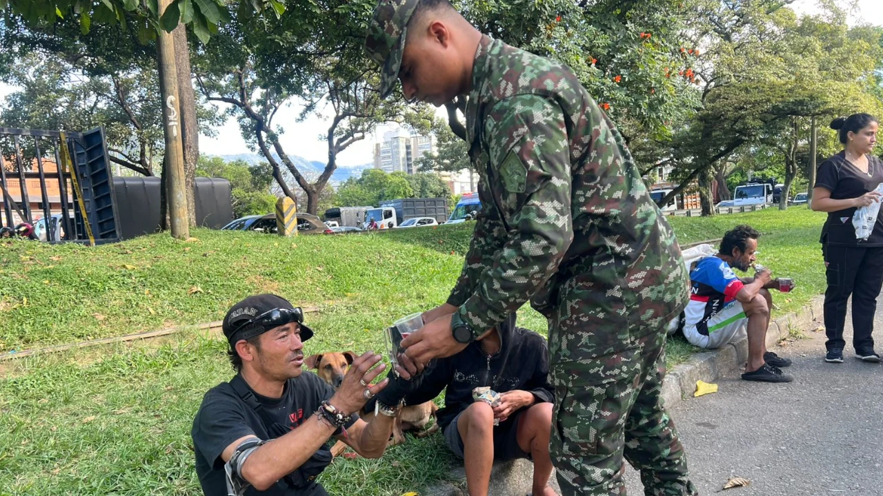 Soldados del Batallón Atanasio Girardot entregan alimentos a habitantes de calle en Medellín