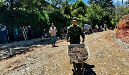 Ejército Nacional y comunidad mejoran una vía rural en Barbosa, Antioquia