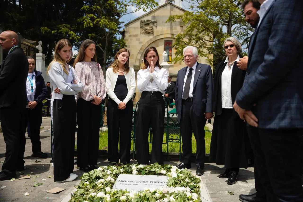 Viuda de Miguel Uribe comparte emotivo discurso tras visitar la tumba y el lugar del atentado 1 2 Viuda de Miguel Uribe comparte emotivo discurso tras visitar la tumba y el lugar del atentado