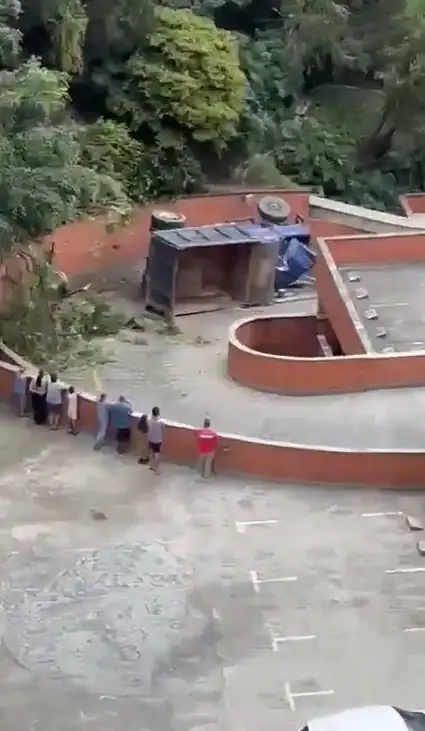 Volqueta fuera de control genera daños en varios vehículos y viviendas en Medellín 1 Volqueta fuera de control genera daños en varios vehículos y viviendas en Medellín