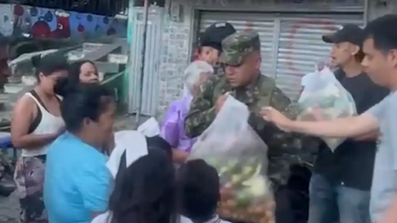 Ejército entregó mercados a más de 60 familias del barrio Buenos Aires de Medellín