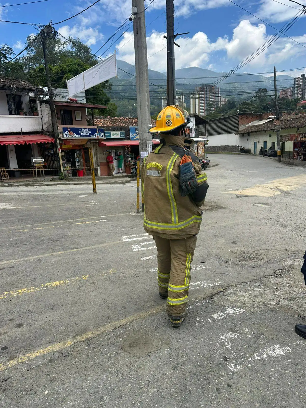 Qué miedo: un poste se estaba incendiando en La Estrella