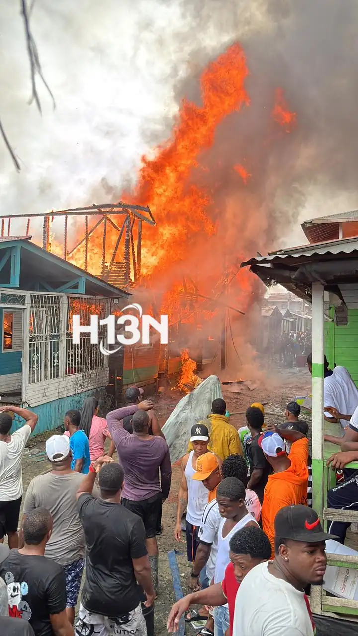 Bomberos de Rionegro fueron en helicóptero de la FAC para ayudar a controlar un incendio en el Chocó