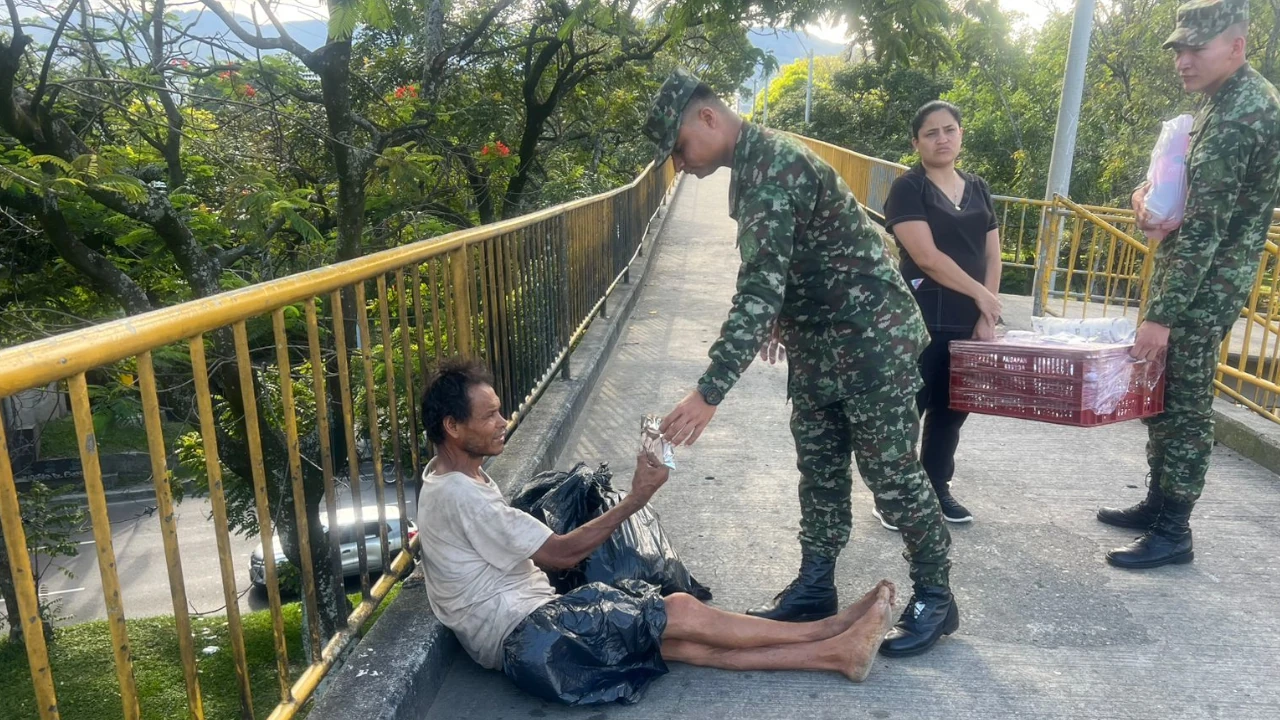 Soldados del Batallón Atanasio Girardot entregan alimentos a habitantes de calle en Medellín