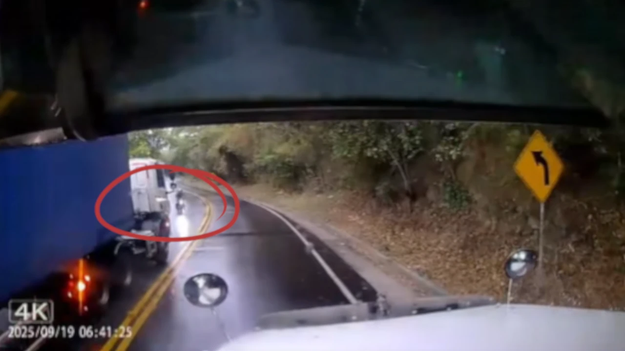 ¡Qué imprudencia! Por adelantar, conductor de camión atropelló a motociclista en una vía de Antioquia Camión-contra-moto-