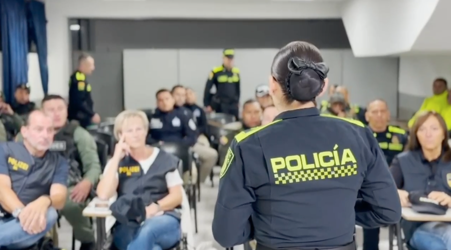 policía-mujer-trata-de-personas