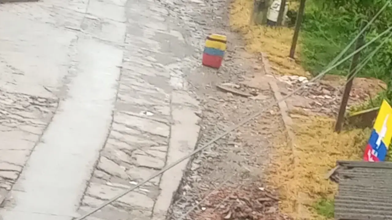 Dejaron una caneca sospechosa con una bandera guerrillera frente de un CDI en Anorí Dejaron una caneca sospechosa con una bandera guerrillera frente de un CDI en Anorí