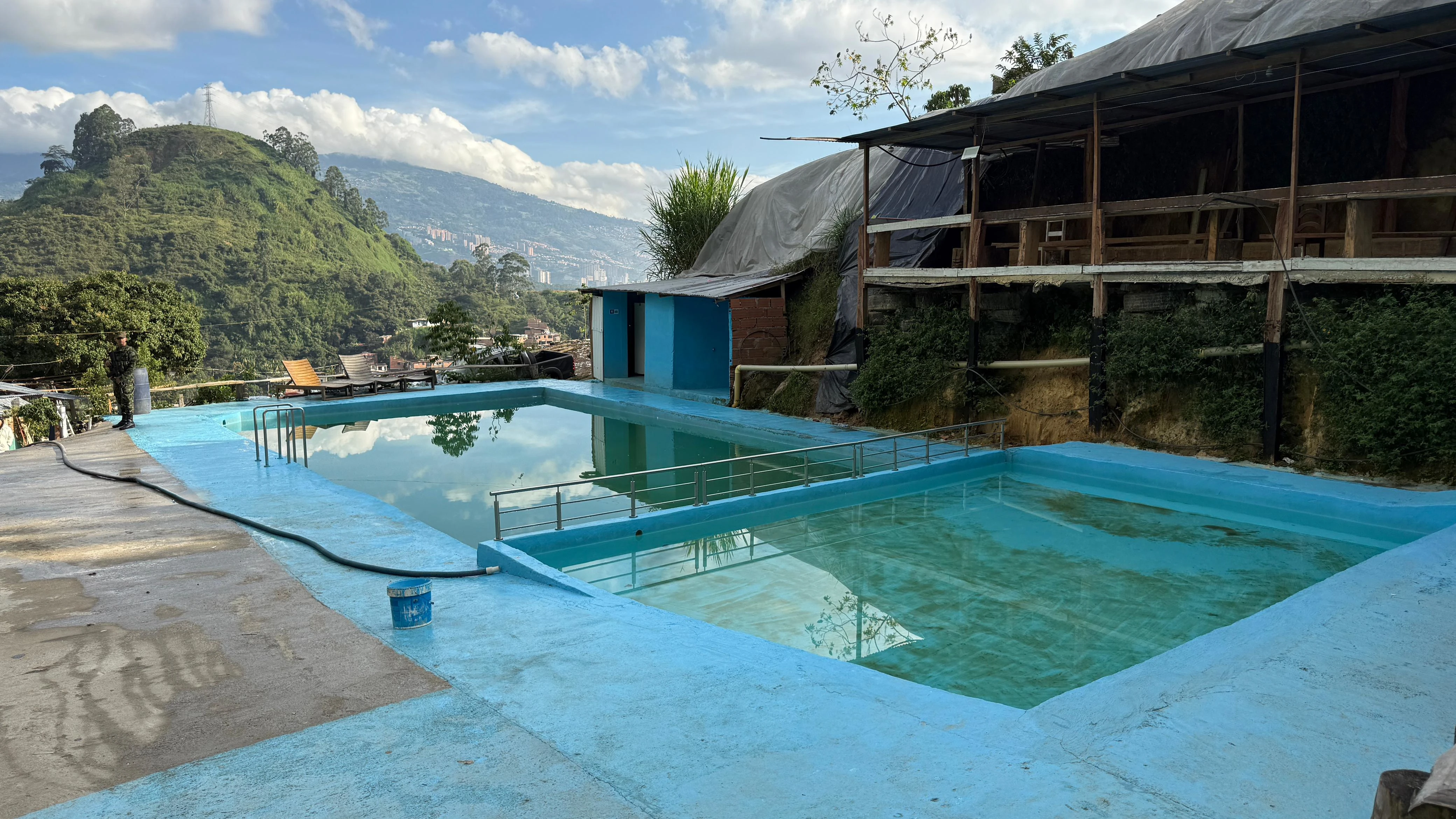 Demuelen-piscinas-cerro-tres-cruces-1