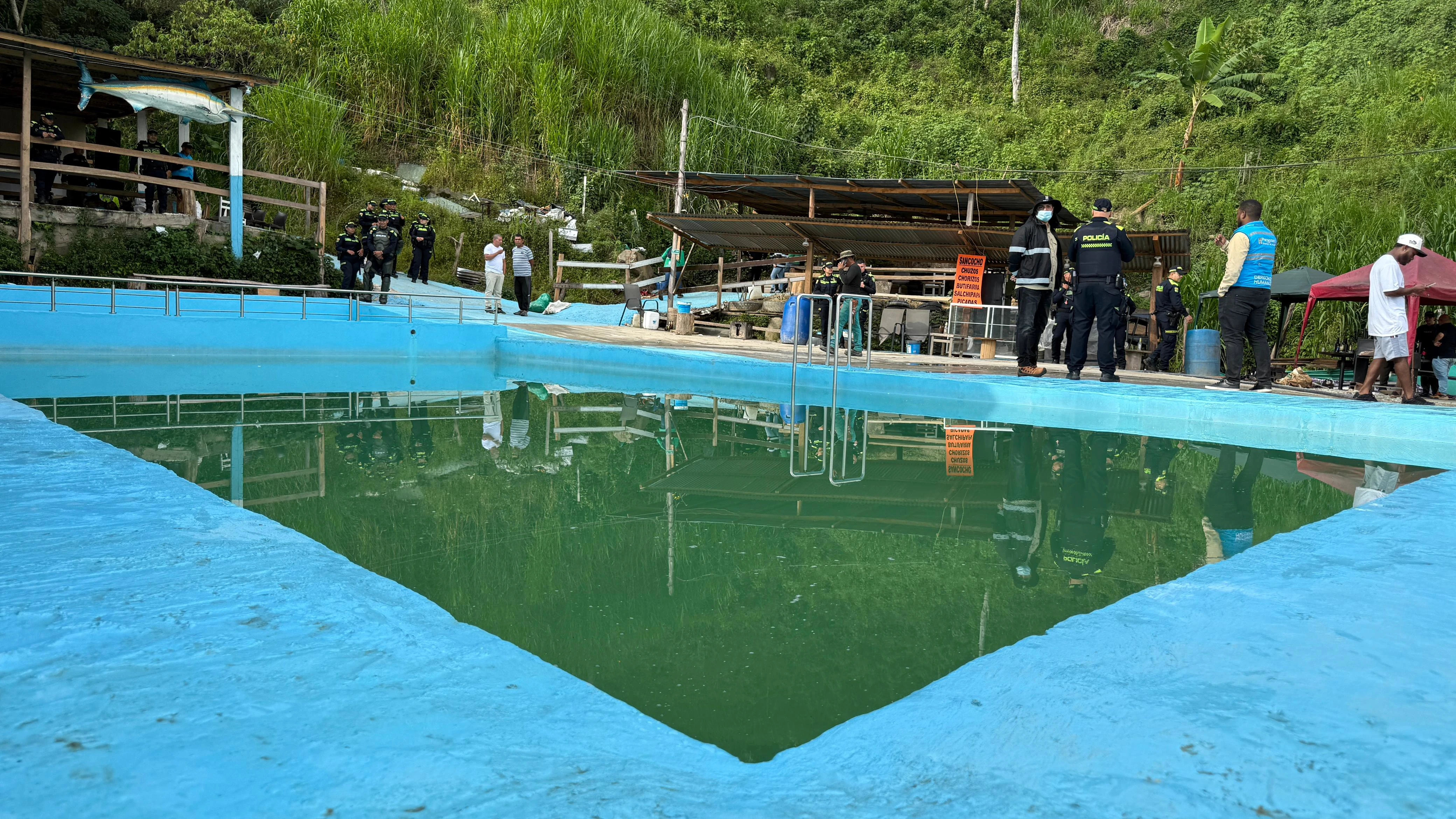 Demuelen-piscinas-cerro-tres-cruces-2