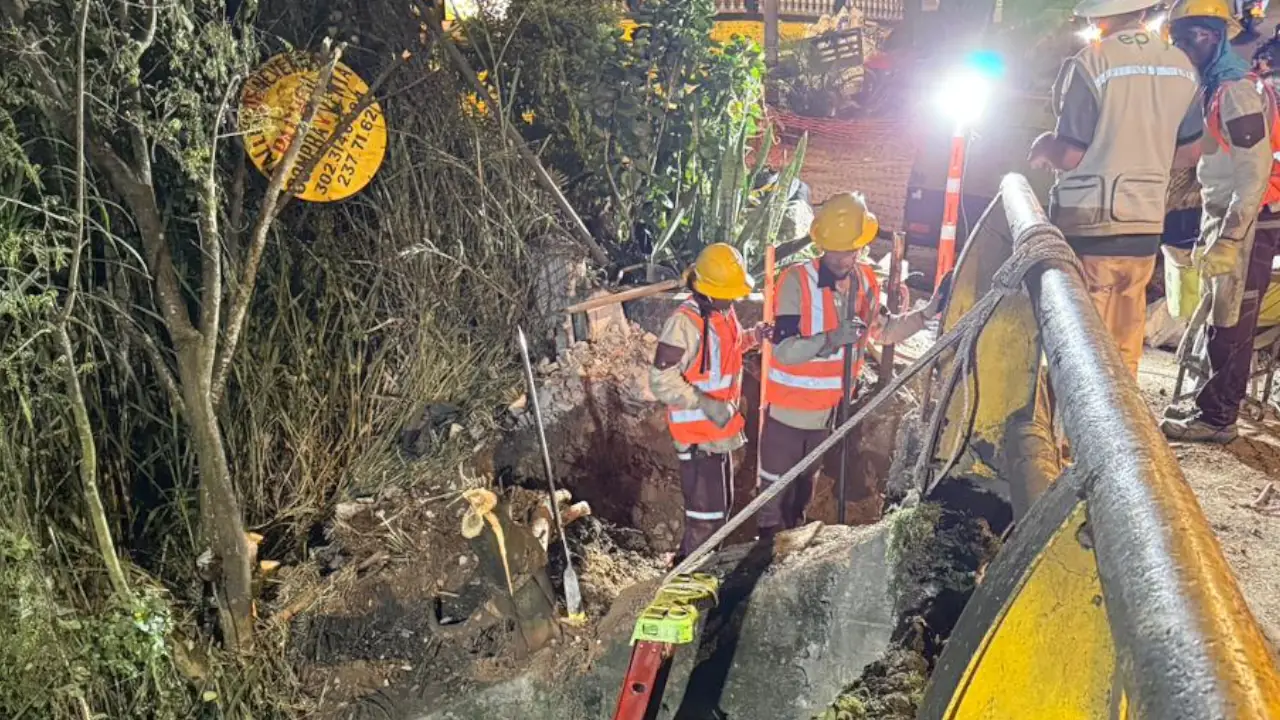 EPM trabaja en la reparación de una fuga de agua que afecta a más de 55 mil usuarios en Medellín y Bello