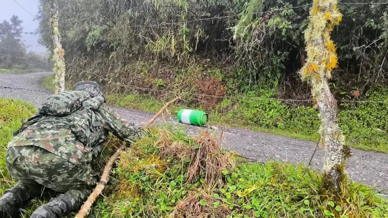 Ejército destruye cilindro bomba y evita una posible tragedia en carretera de Antioquia, este 17 de septiembre