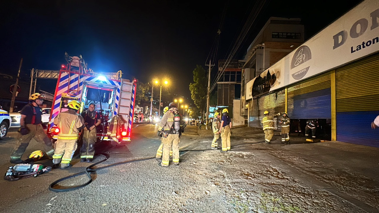 ¡Se iba quemando todo! Incendio estructural en Medellín consumió dos vehículos en la A.V 80 IncendioAv80
