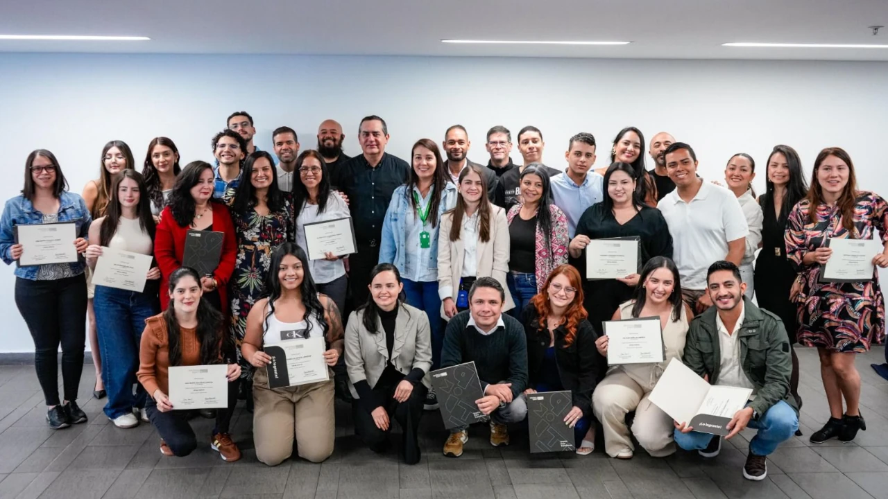 ¡Qué bien! 38 envigadeños se graduaron del programa “English For Work” para impulsar su empleabilidad Inglés-Envigado-1