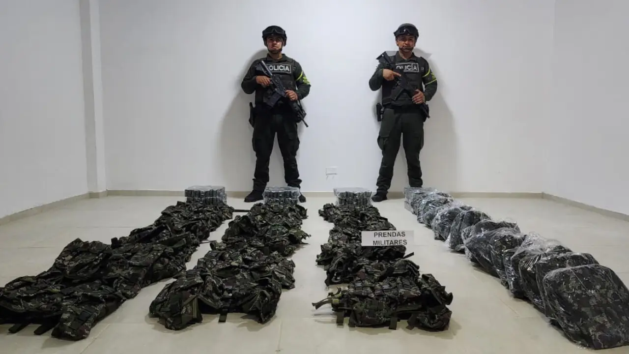 Policía descubre prendas de uso militar encaletadas en un vehículo de carga en la vía Medellín- Urabá