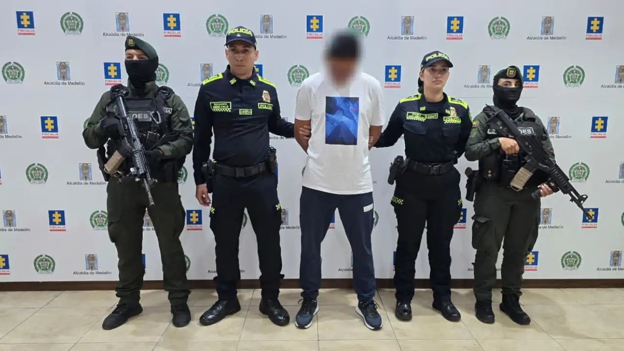 Presunto ‘narco’ fue capturado cuando andaba bien ‘campante’ en su carro blindado por El Poblado, en Medellín Presunto ‘narco’ fue capturado cuando andaba bien ‘campante’ en su carro blindado por El Poblado, en Medellín