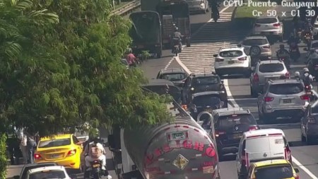 Reportan tránsito lento en la Autopista Sur por incidente en el puente de Guayaquil Reportan tránsito lento en la Autopista Sur por incidente en el puente de Guayaquil