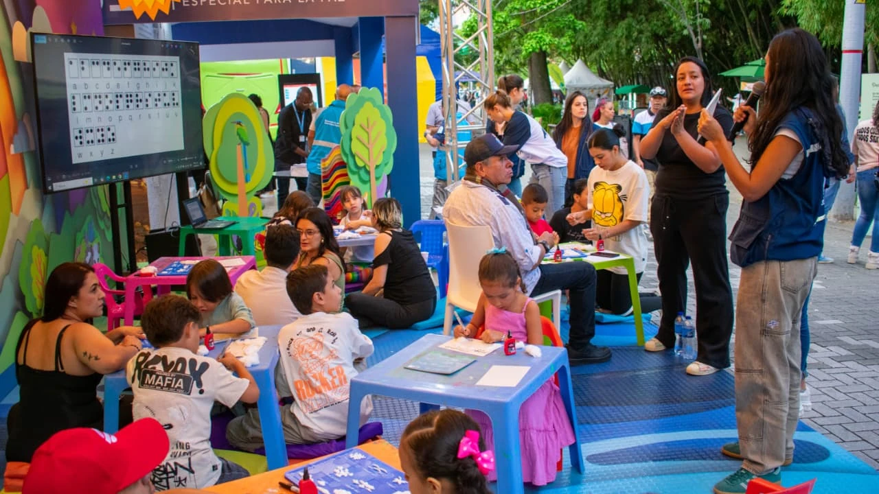 El río que nos une: Área Metropolitana invita a redescubrir el Río Aburrá Medellín en la Fiesta del Libro y la Cultura 1 En medio de páginas, palabras y saberes, el río Aburrá–Medellín se convierte en protagonista de la edición número 19 de la Fiesta del Libro y la Cultura