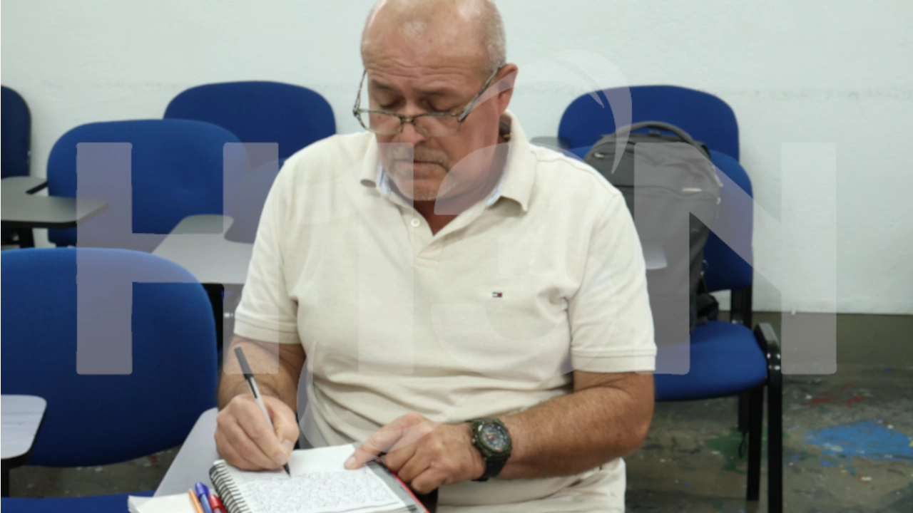 Él es Jorge Uriel, un taxista que a sus 61 se graduó de bachiller y demostró que nunca es tarde para cumplir sueños taxista-bachiler