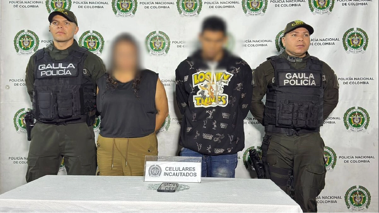 ¡Los cogieron con las manos en la masa! Judicializan a un hombre y una mujer cuando recibían el dinero de una extorsión extorsionistas-capturados-Itagüí