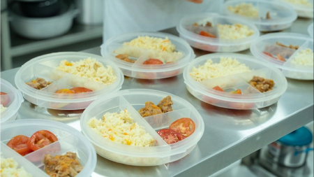 Comida caliente transportada es la nueva estrategia de alimentación para los estudiantes de Bello 07 4