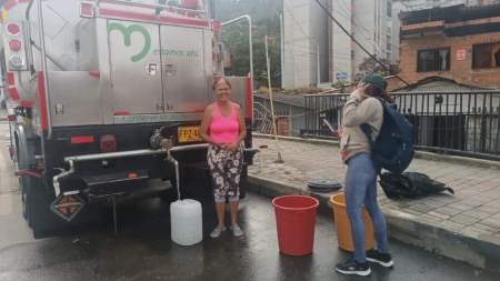 EPM distribuye carrotanques, bolsas y garrafones para cubrir corte de agua temporal en el norte del Valle de Aburrá