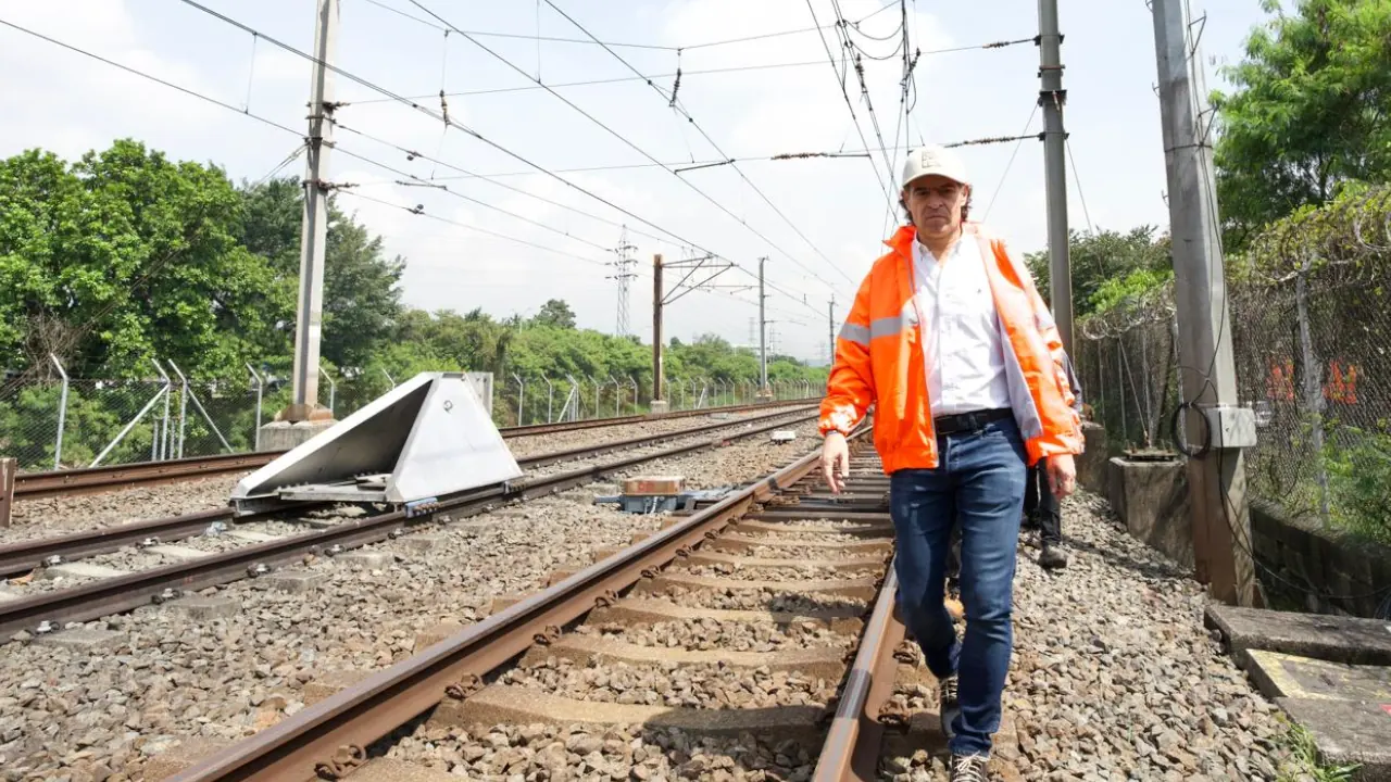 Alcalde Federico Gutiérrez supervisa reparación de vía férrea del Metro de Medellín