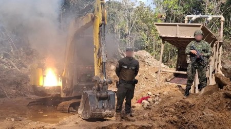 Autoridades destruyen maquinaria de minería ilegal y capturan a los presuntos responsables en zona protegida