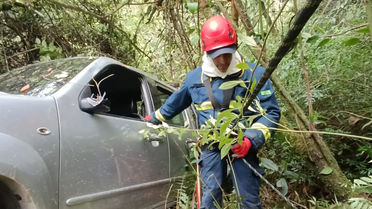 Camioneta cayó por un abismo en Abejorral y dos personas resultaron lesionadas