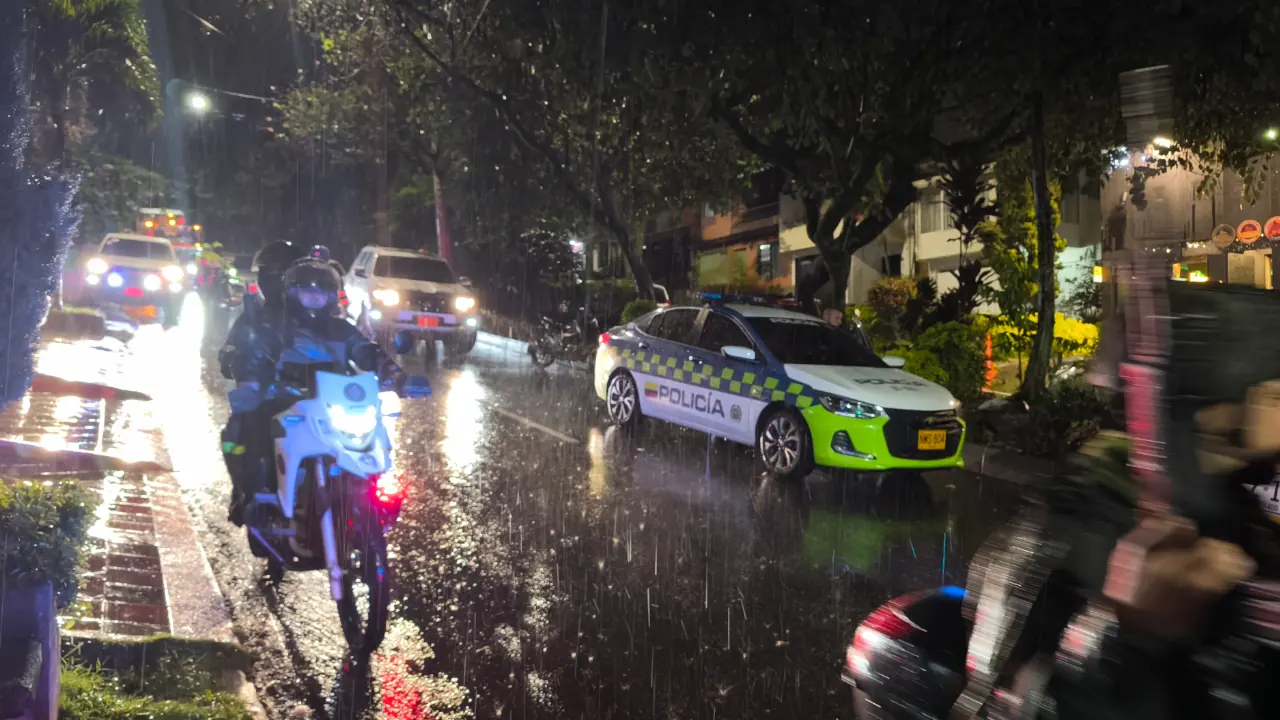 Caravana de seguridad recorrió los barrios Cabañas y Cabañitas en Bello durante operativo nocturno