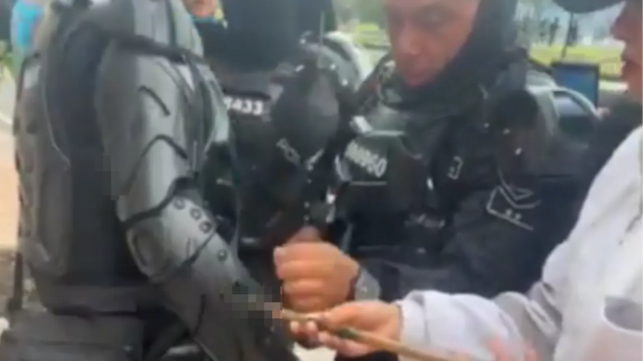 Cuatro policías resultan heridos con flechas durante una tensa protesta indígena en Bogotá