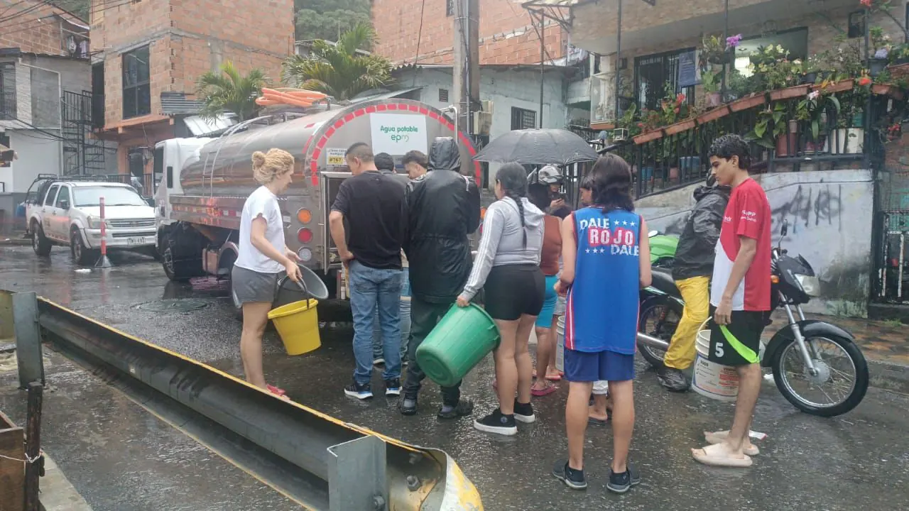 EPM distribuye carrotanques, bolsas y garrafones para cubrir corte de agua temporal en el norte del Valle de Aburrá