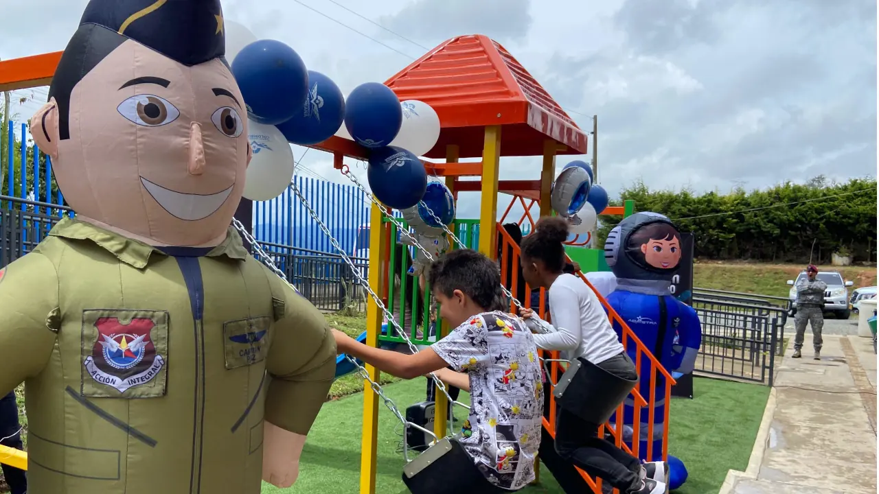 Fuerza Aeroespacial Colombiana entregó parque infantil en vereda de Rionegro, Antioquia