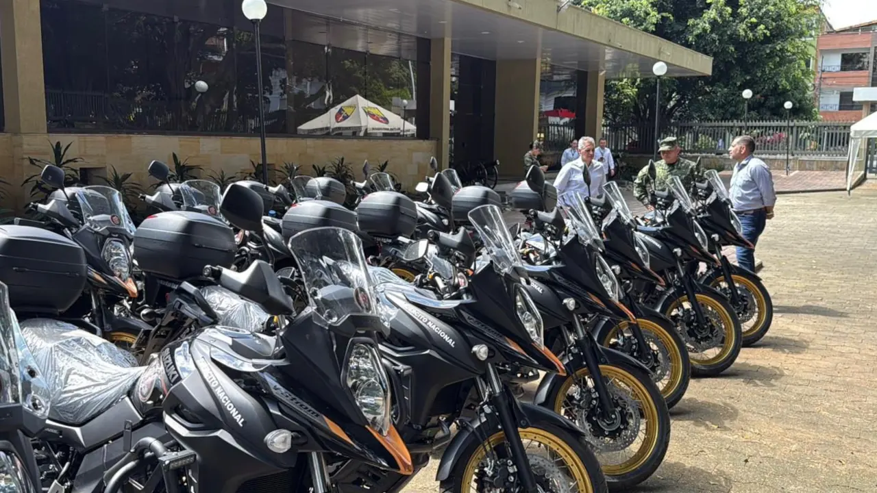 Gobernación entrega motocicletas a Escuadrones Militares y Policiales de Antioquia Gobernación entrega motocicletas a Escuadrones Militares y Policiales de Antioquia