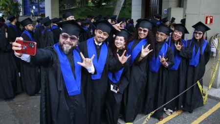 ITM celebra primera promoción de intérpretes y traductores de Lengua de Señas Colombiana en Medellín