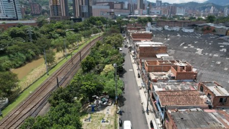 Más de dos mil habitantes de La Santa Cruz en Itagüí estrenan andenes y vías renovadas después de treinta años Más de dos mil habitantes de La Santa Cruz en Itagüí estrenan andenes y vías renovadas después de treinta años