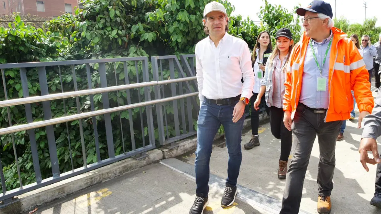 Alcalde Federico Gutiérrez supervisa reparación de vía férrea del Metro de Medellín