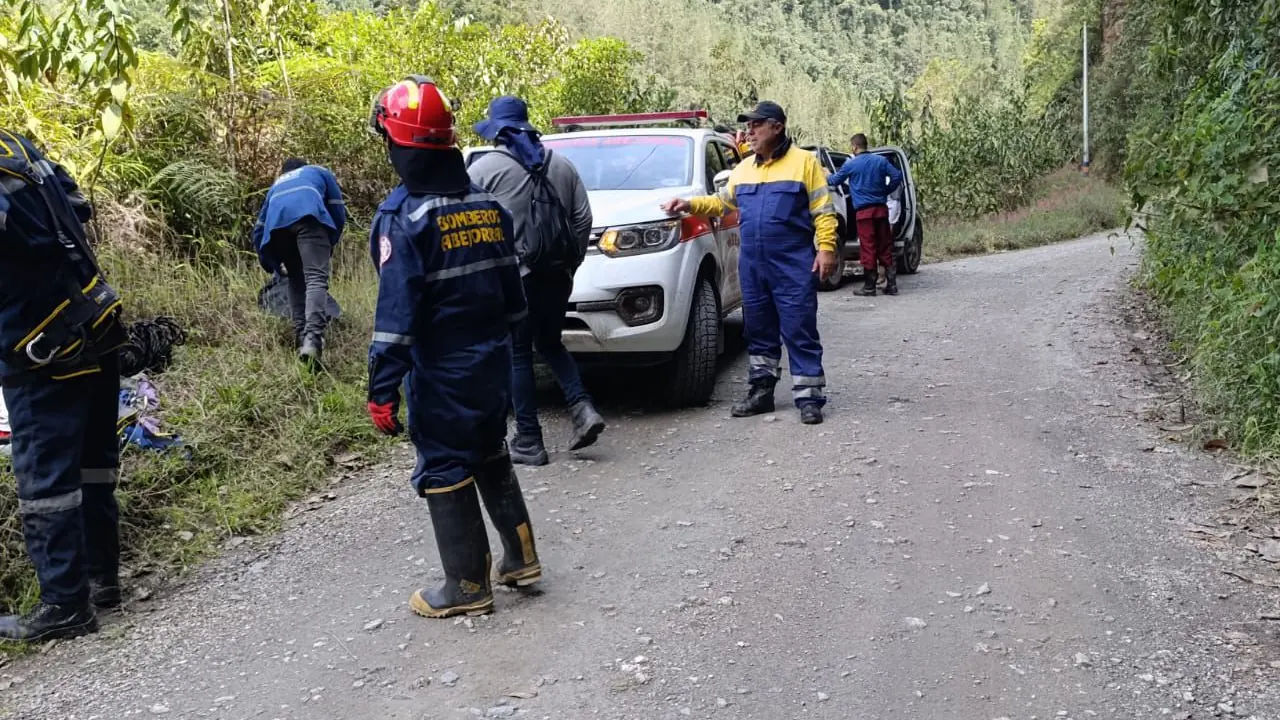 Camioneta cayó por un abismo en Abejorral y dos personas resultaron lesionadas