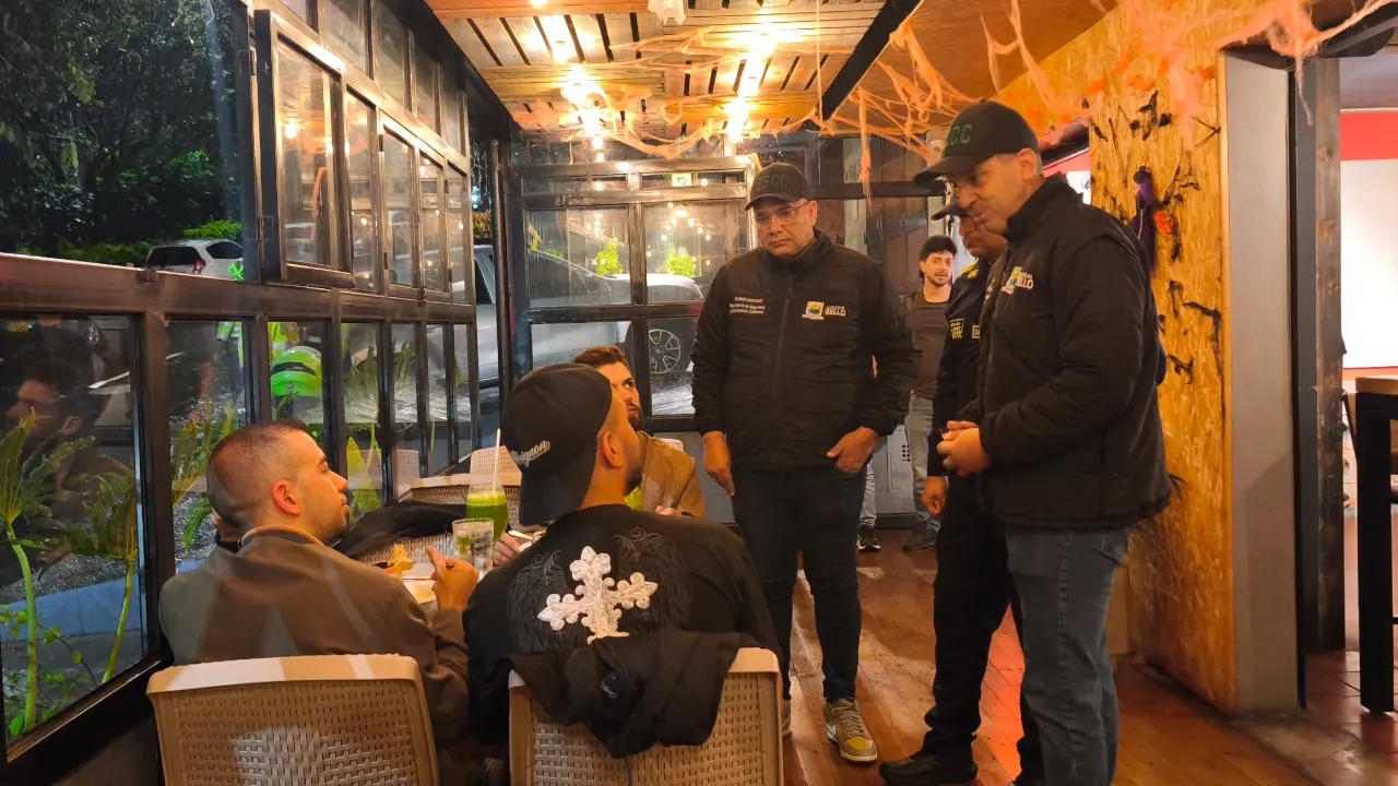 Caravana de seguridad recorrió los barrios Cabañas y Cabañitas en Bello durante operativo nocturno