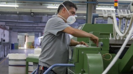 Centrales obreras advierten a Petro que su decreto pone en riesgo el empleo de 8.000 trabajadores textiles