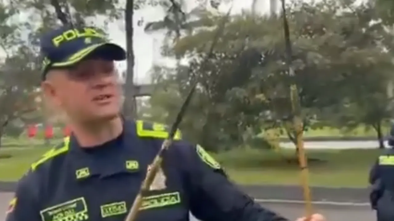 Cuatro policías resultan heridos con flechas durante una tensa protesta indígena en Bogotá