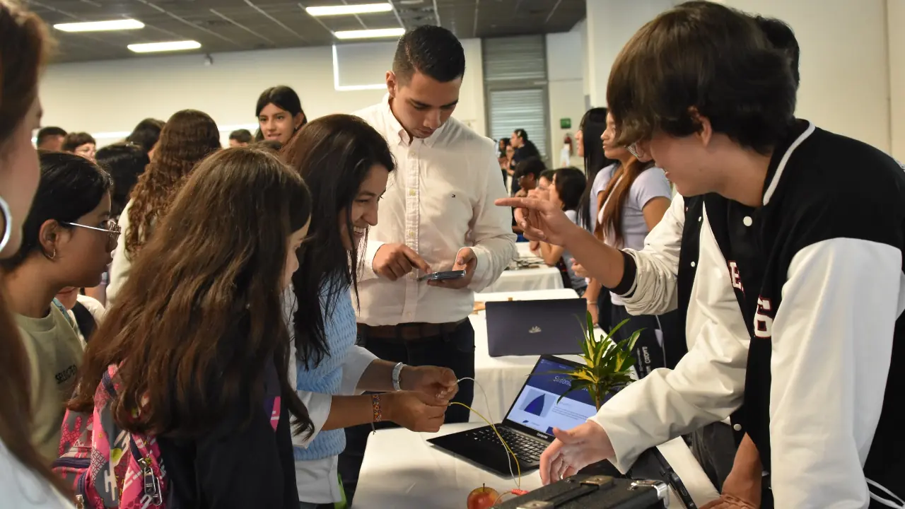 Estudiantes de Itagüí muestran su talento en robótica y STEM en la Feria ExpoSTEM+ 2025 que reúne educación y empresa