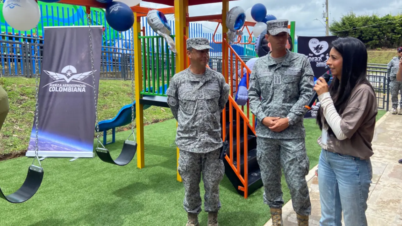 Fuerza Aeroespacial Colombiana entregó parque infantil en vereda de Rionegro, Antioquia