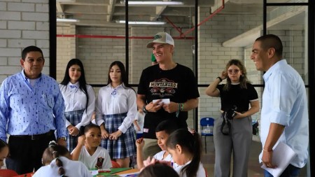 Gobernador Andrés Julián entrega megacolegio, viviendas y renovada placa deportiva en San Jerónimo