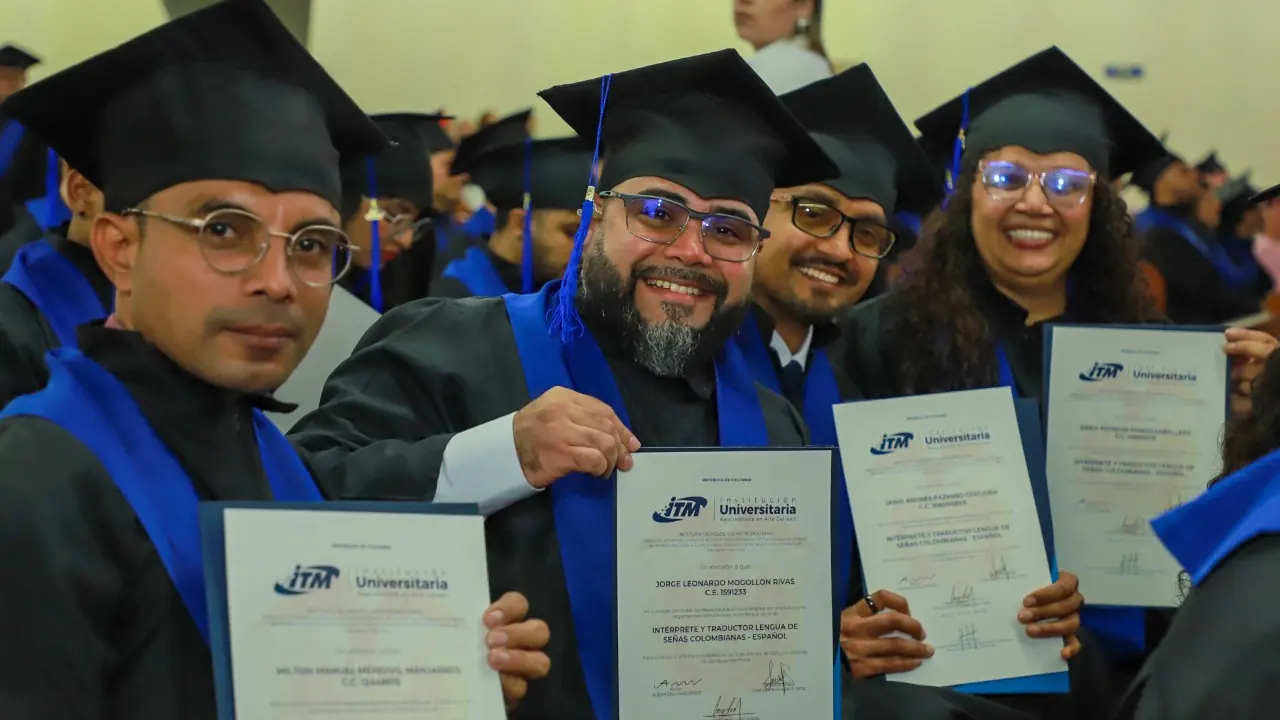 ITM celebra primera promoción de intérpretes y traductores de Lengua de Señas Colombiana en Medellín