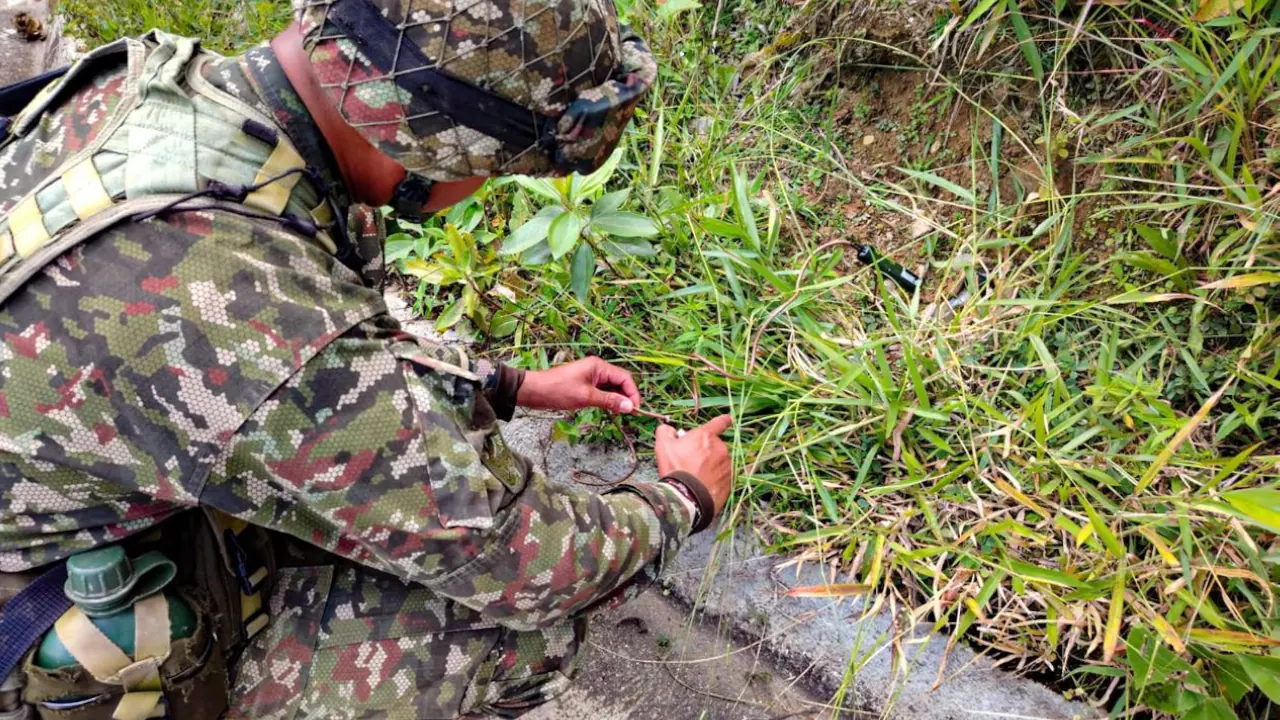 Tropas del Ejército frustran posibles ataques en Briceño tras descubrir explosivos ocultos en caminos rurales