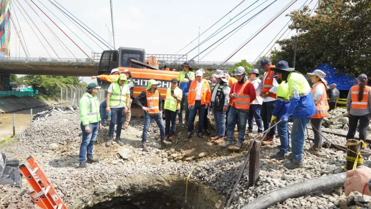 Alcalde Federico Gutiérrez supervisa reparación de vía férrea del Metro de Medellín